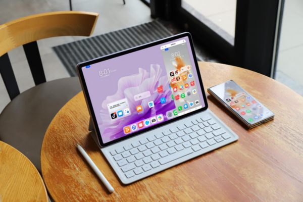 Both school creation and Huawei tablet help college students to bravely love and persevere in pursuing their dreams